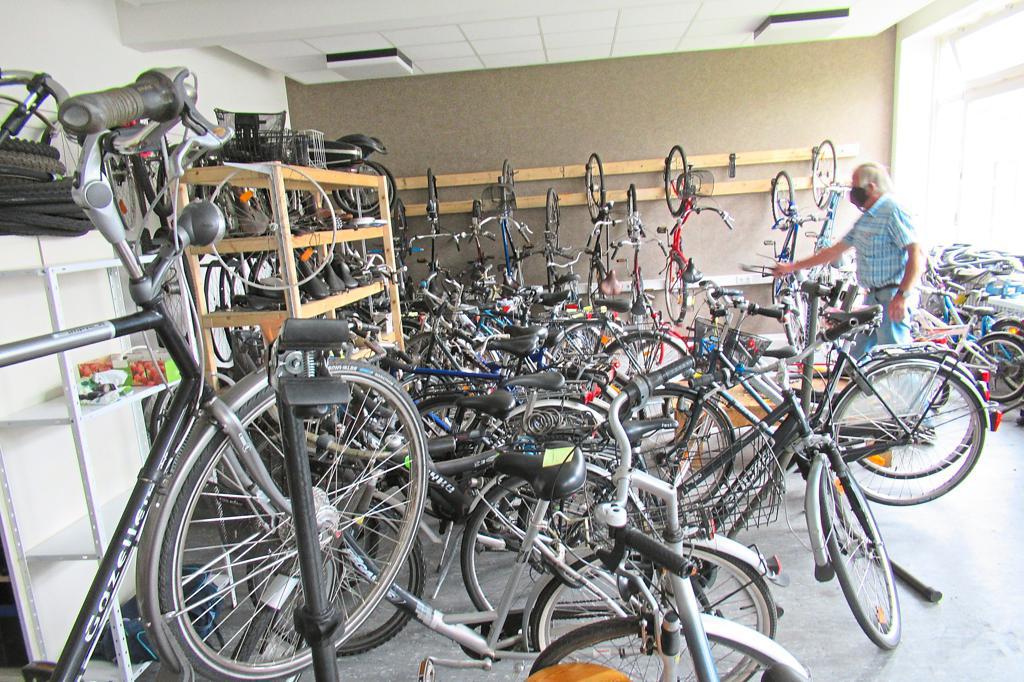 Ehrenamtliche übernehmen wieder Reparaturen und unterstützen Flüchtlinge – Fahrradwerkstatt wieder geöffnet